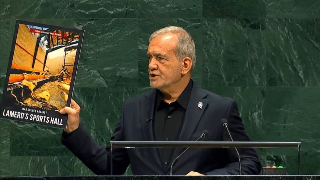 پزشکیان عکس امام شهید و کودکان میناب را در سازمان ملل بالا برد پزشکیان عکس امام شهید و کودکان میناب را در سازمان ملل بالا برد
