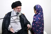 گفت‌وگوی رهبر انقلاب با دختر خردسال شهید حمزه جهاندیده