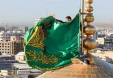 تعویض پوش ضریح و پرچم گنبد در صبح میلاد امام رضا(ع)