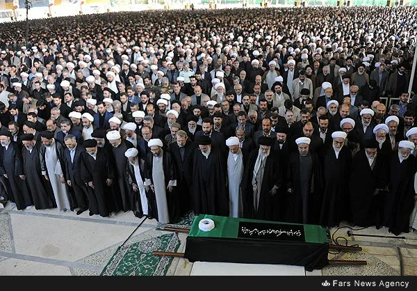 اقامه نماز رهبر انقلاب بر پیکر &laquo;آیت&zwnj;الله&raquo;