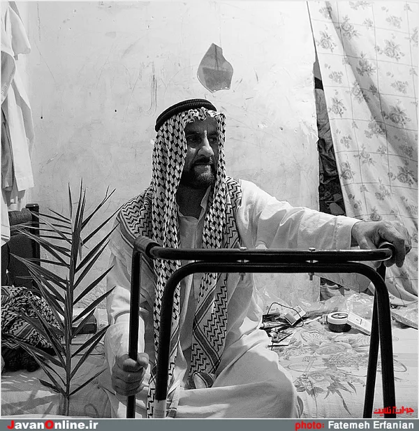 عبدالامير احمدي متولد 1332 عراق &ndash; پناهنده به ايران &ndash; حافظ كل قرآن &ndash; 
قبل از جنگ در تنگه نزديك بندر چوئبده نخلستان داشت كه در جنگ ويران شد و پس از جنگ به كوي آريا نقل مكان كرده و در يكي از خانه هاي تصرفي ويران شده ساكن است . بخاطر بيماري و عدم درمان مناسب به تازگي پاي راست خود را از دست داده است . او اكنون احساس مي كند نه در ايران جايي دارد و نه در عراق ، قبل از قطع پايش پاسپورت خود و خانواده اش را آماده كرده بود اما اكنون تواني براي رفتن ندارد .
