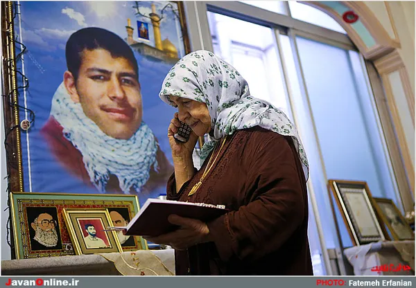 ماه منير مهري 77 ساله مادر 5 فرزند بوده است كه چهارمين آنها &laquo; محمدعيسي سروري &raquo; در جنگ تحميلي به شهادت رسيده و اكنون 3پسر و يك دختر دارد كه همگي ازدواج كرده اند . ماه منير تنها زندگي مي كند و تقريبا هر روز از طريق تلفن از حال فرزندانش با خبر مي شود .