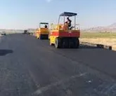 جهادگران بسیج سازندگی و آسفالت جاده بین مزارع در گلپایگان