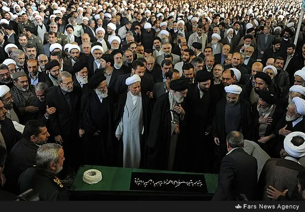 اقامه نماز رهبر انقلاب بر پیکر &laquo;آیت&zwnj;الله&raquo;
