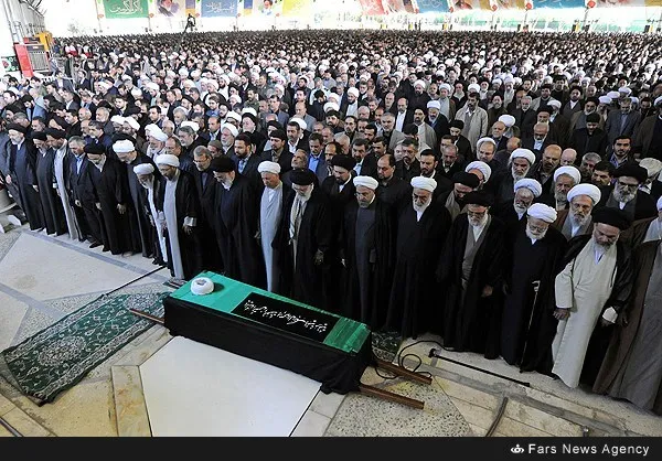 اقامه نماز رهبر انقلاب بر پیکر &laquo;آیت&zwnj;الله&raquo;