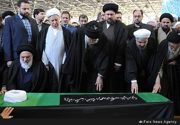 اقامه نماز رهبر انقلاب بر پیکر &laquo;آیت&zwnj;الله&raquo;