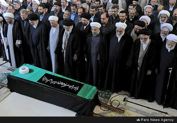 اقامه نماز رهبر انقلاب بر پیکر &laquo;آیت&zwnj;الله&raquo;