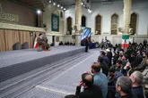 رهبر انقلاب: برخی‌ها تاریخ را وارونه می‌نویسند و علت اختلاف را شعار «مرگ بر آمریکا» می‌دانند، این ساده‌لوحی است