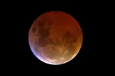هیچ سندی مبنی بر شومی خسوف وجود ندارد؛ خواندن نماز آیات در ماه‌گرفتگی